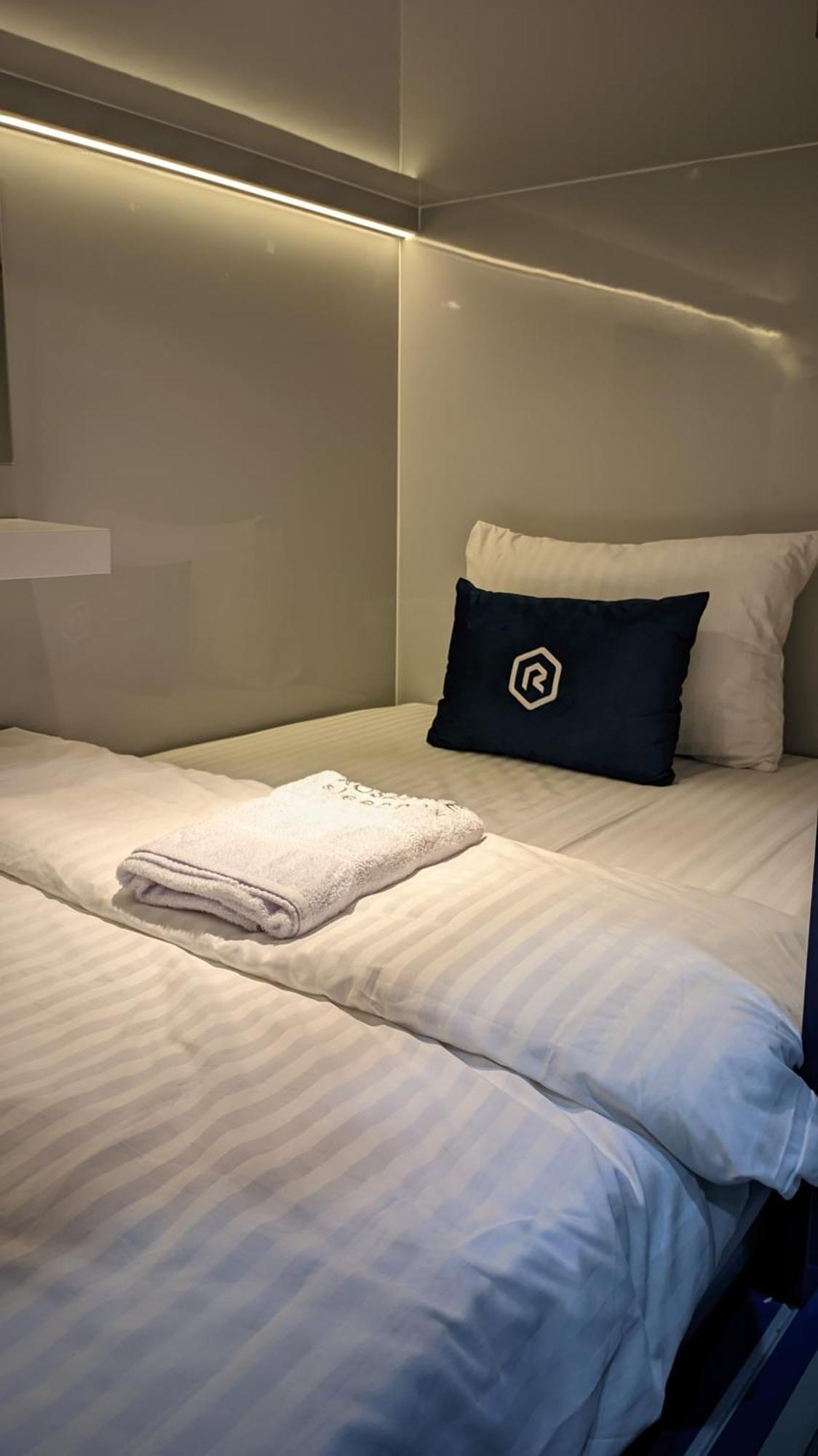 Rosalyne Sleepbox Tugu 2 Capsule hotel